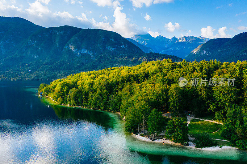 鸟瞰图的湖Bohinj (bohinsko jezero)日落，斯洛文尼亚